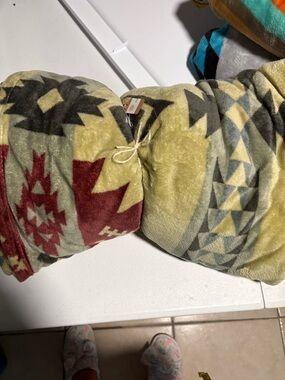 Cozy Geometric Pattern Plush Throw Blanket - Yellow & Red